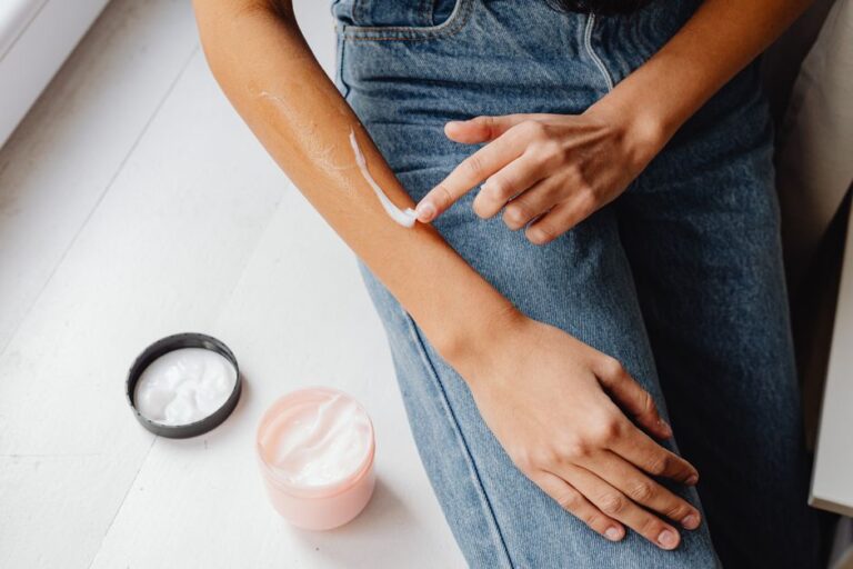 Schuppenflechte behandeln: Ursachen & Therapien