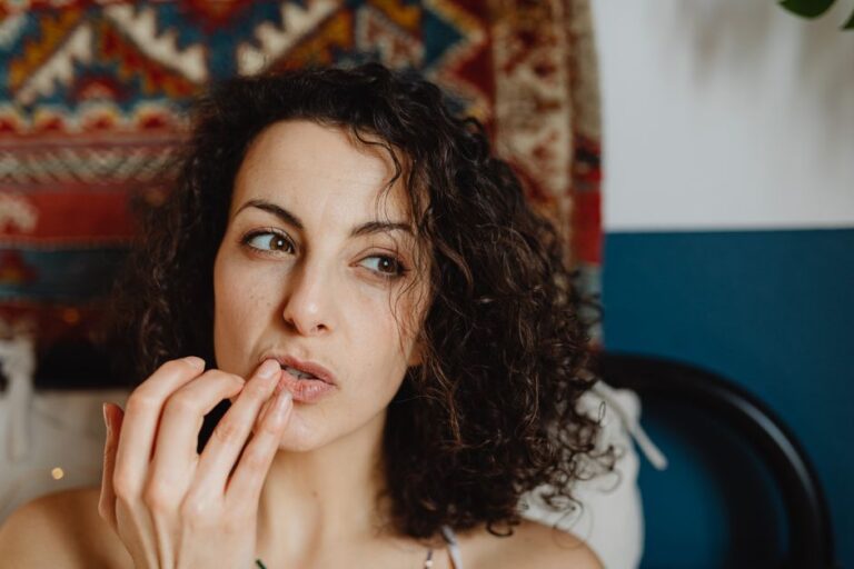 Pickel an der Lippe oder Herpes? Unterschiede erkennen